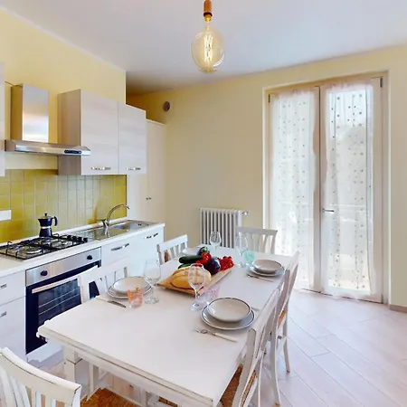 Pinko House Free Wifi By Bookinggardalake Apartment